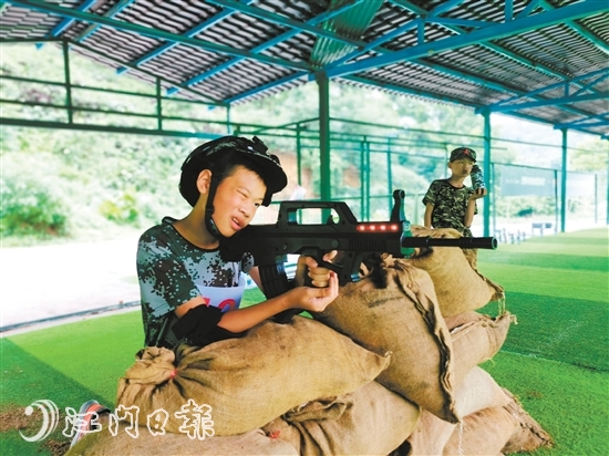 步槍精度射擊訓(xùn)練。
