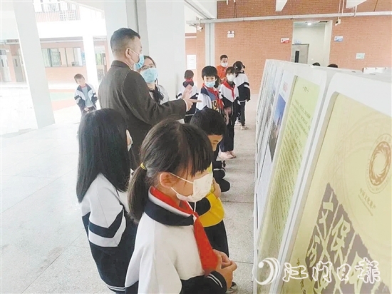 展覽讓廣大學(xué)生不出校園就能“零距離”欣賞開(kāi)平市各級(jí)文物保護(hù)單位風(fēng)采。
