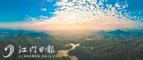 1月1日，清晨，陽(yáng)光穿透云層，照耀著江門(mén)市區(qū)。