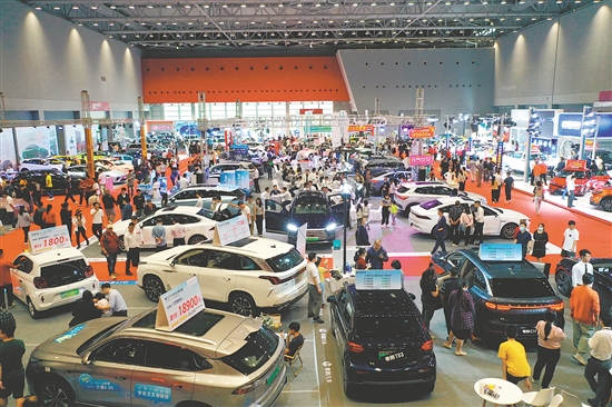 本報歷屆車展吸引許多市民看車、買車。